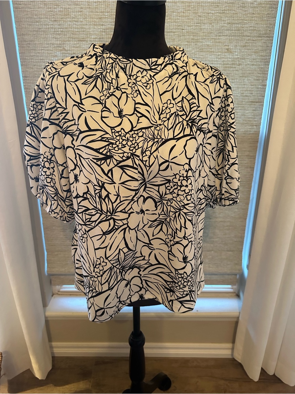 NWOT - MELLODAY Black & White Floral Short Sleeve Blouse